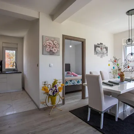 Trendy And Chic With Terrace And Private Garden - One Bedroom Appartement