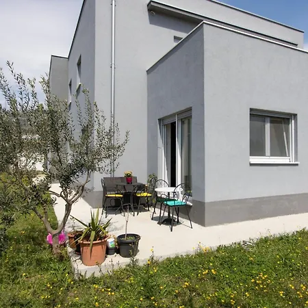 Trendy And Chic With Terrace And Private Garden - One Bedroom Appartement Kaštela